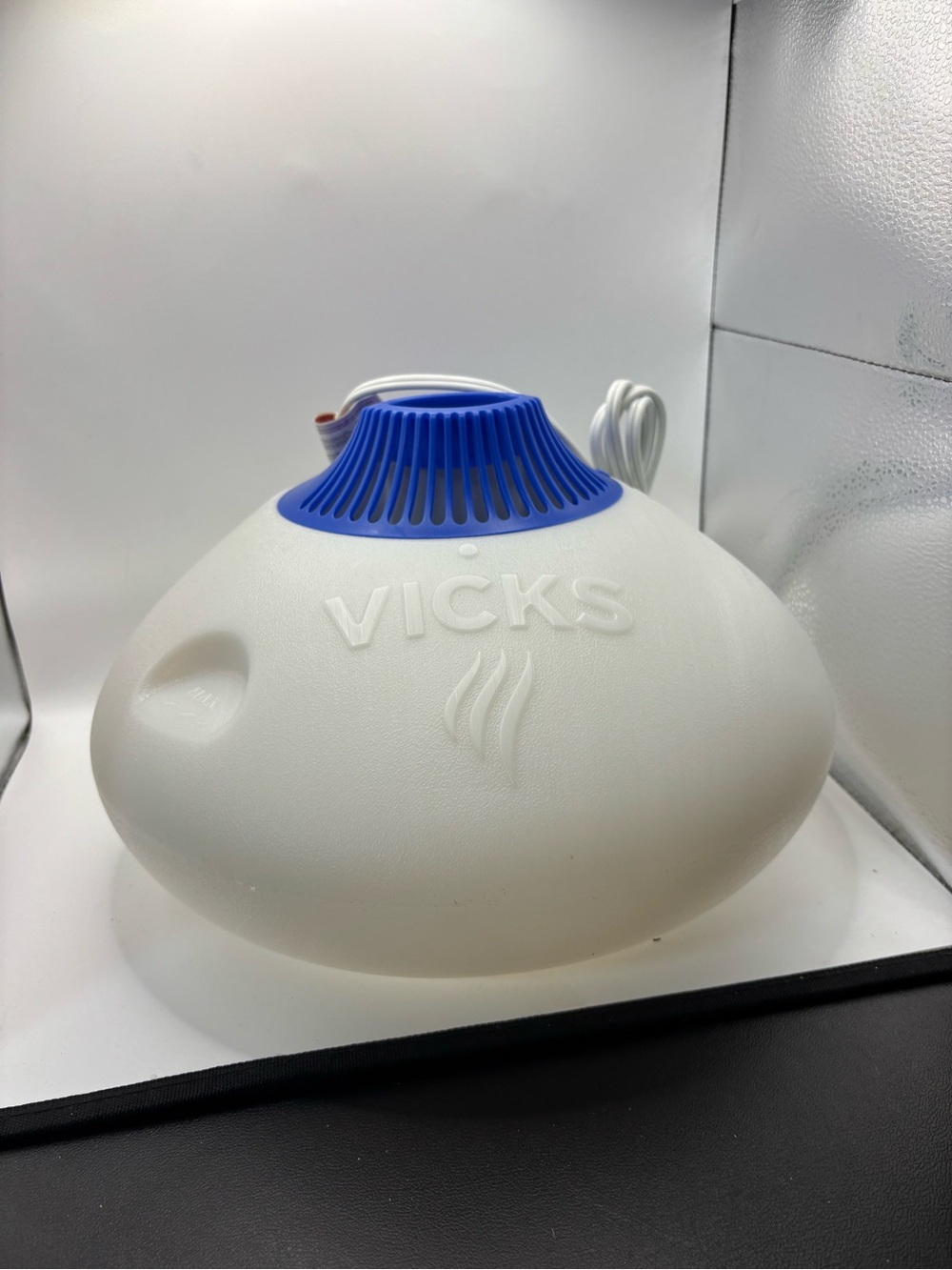 Vicks White and Blue Ultrasonic Humidifier